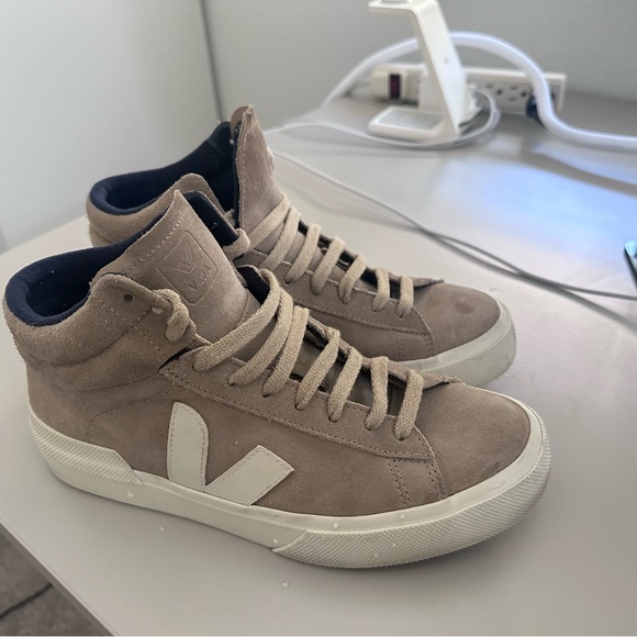 Veja Menotaur Dune Sneaker Size 8 - Picture 2 of 5